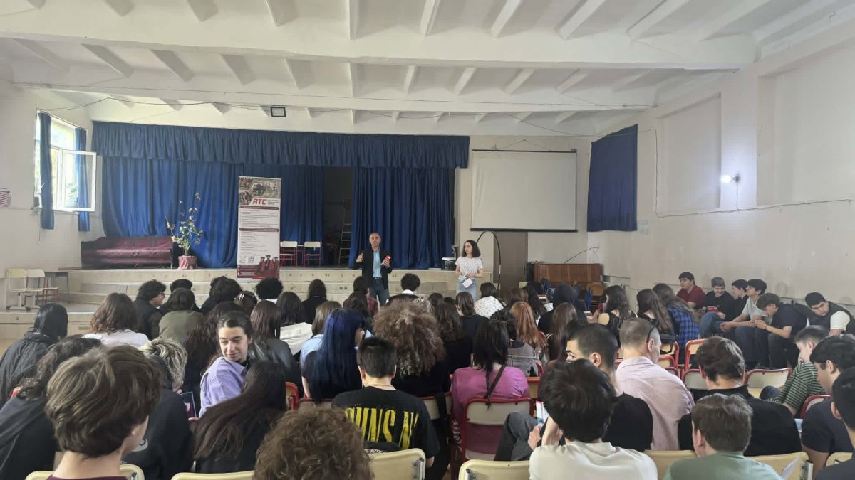 სარკინიგზო ტრანსპორტის კოლეჯმა თბილისის 138-ე და 142-ე საჯარო სკოლის მოსწავლეებთან საინფორმაციო შეხვედრა გამართა
